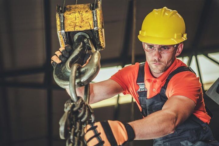 Complete Lifting Equipment Guide: Applications, Maintenance, and Safety